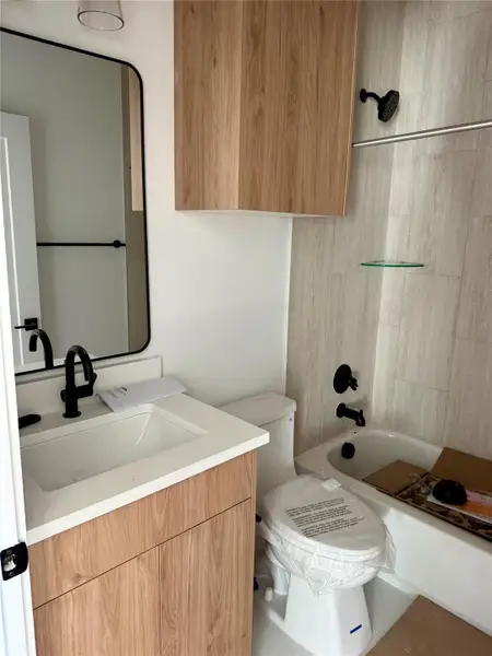 Shared bath for bedroom 3 and 4 upstairs. Shared bath for bedroom 3 and 4 upstairs.