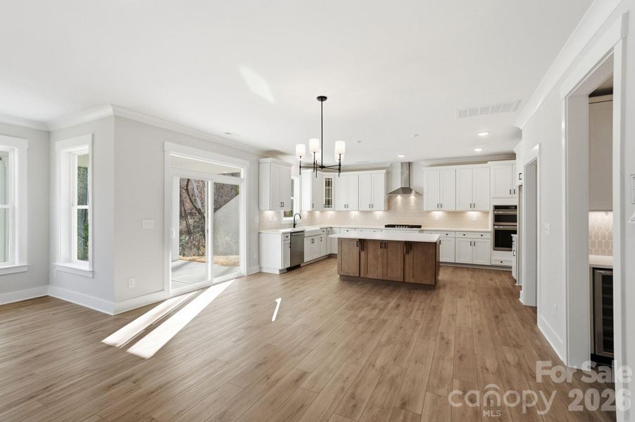 Breakfast area & kitchen