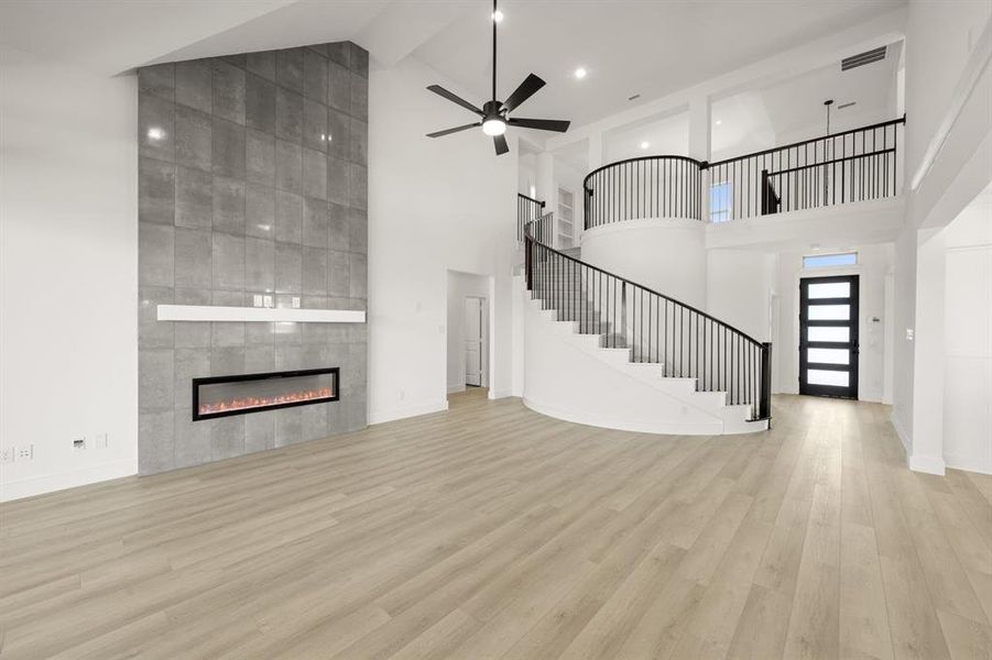 Spacious, unfurnished interior of a new home in High Country, Burleson (Image 17).