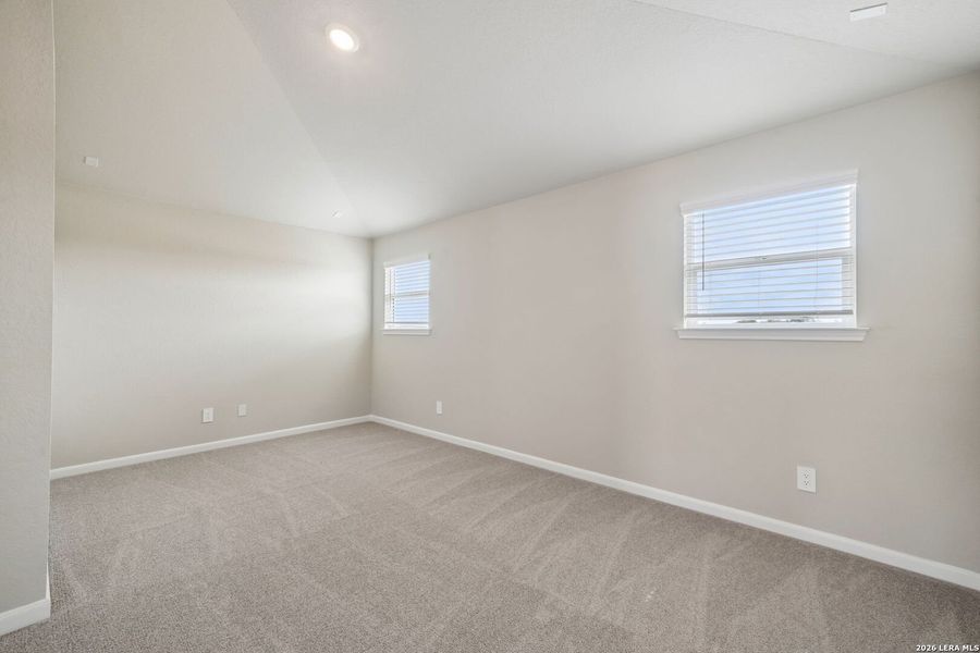 Spacious, unfurnished interior of a new home in Thomas Pond, San Antonio (Image 37).