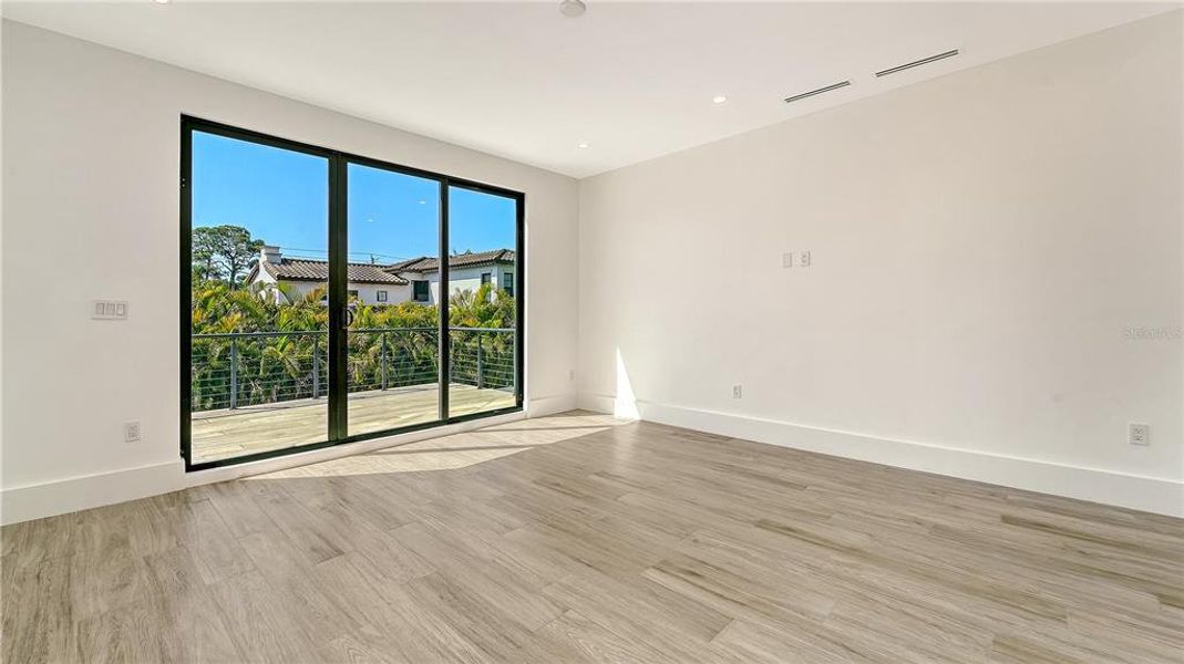 Spacious, unfurnished interior of a new home in , Sarasota (Image 34).