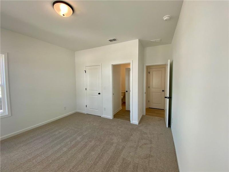 Spacious, unfurnished interior of a new home in Eastlyn Crossing, Flowery Branch (Image 16).