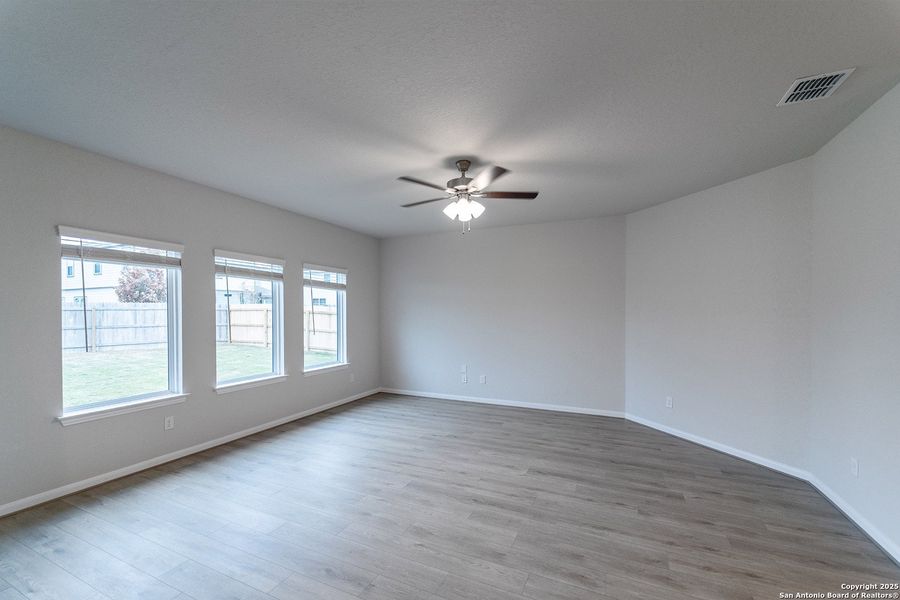 Spacious, unfurnished interior of a new home in Cloud Country, New Braunfels (Image 10).