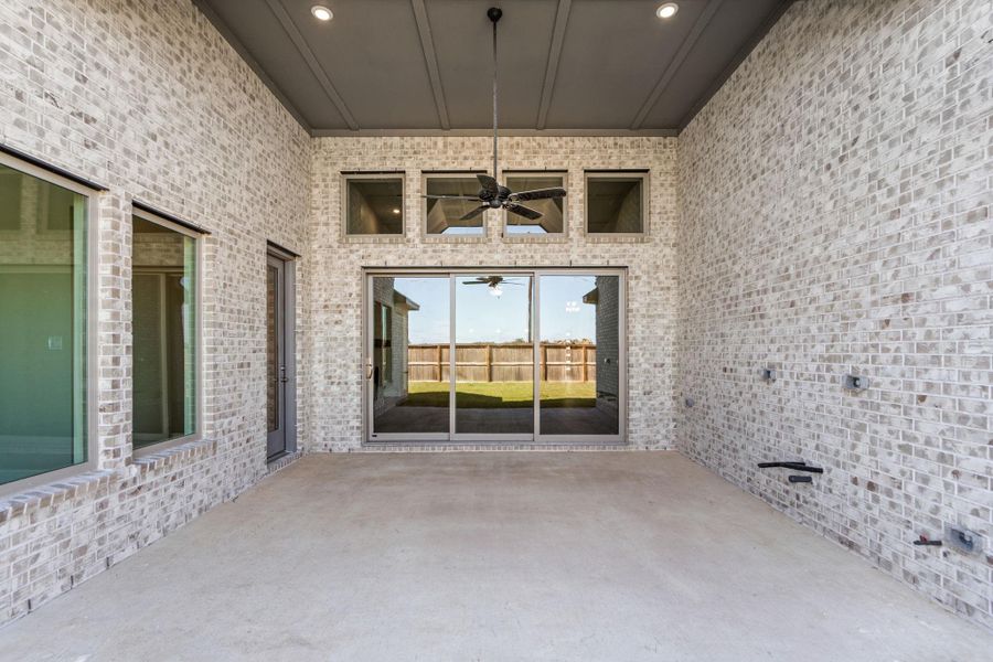 Exterior details and patio area of a home in Valencia 70', Manvel (Image 3).