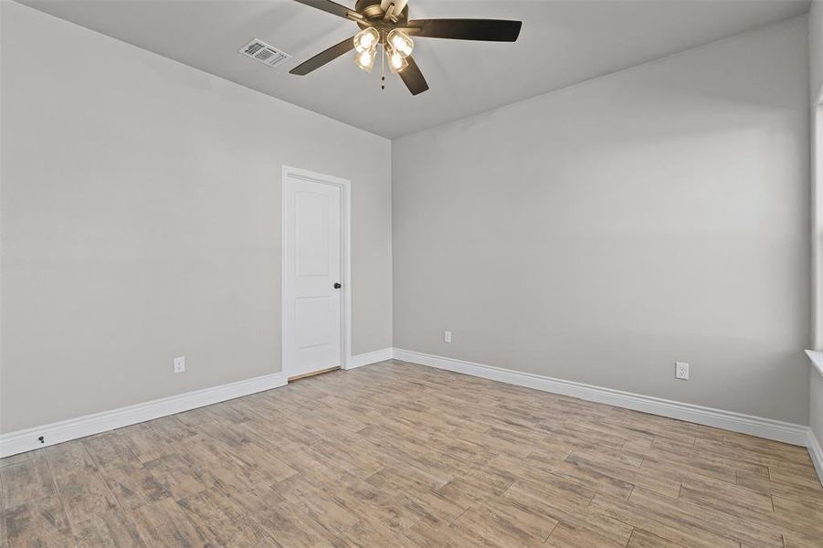 Spacious, unfurnished interior of a new home in , Granbury (Image 34).