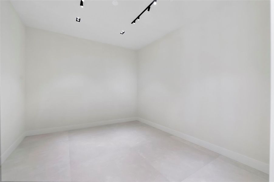 Spacious, unfurnished interior of a new home in , Plantation (Image 45).
