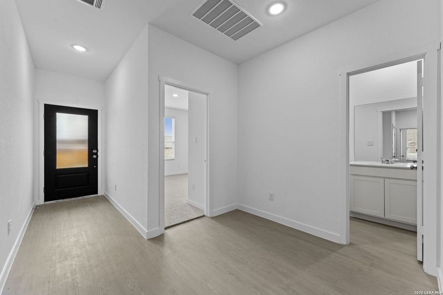 Spacious, unfurnished interior of a new home in Sky Ranch, New Braunfels (Image 24).