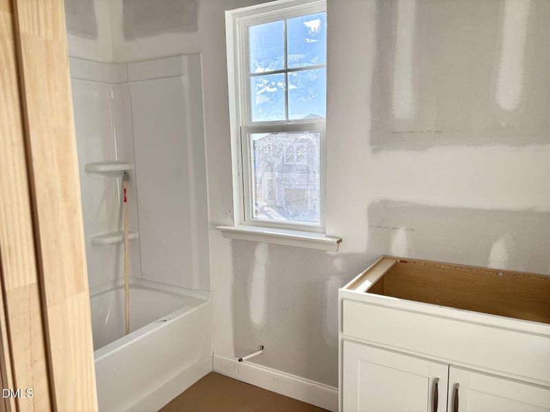 EV9 Hall Bath has Window EV9 Hall Bath has Window