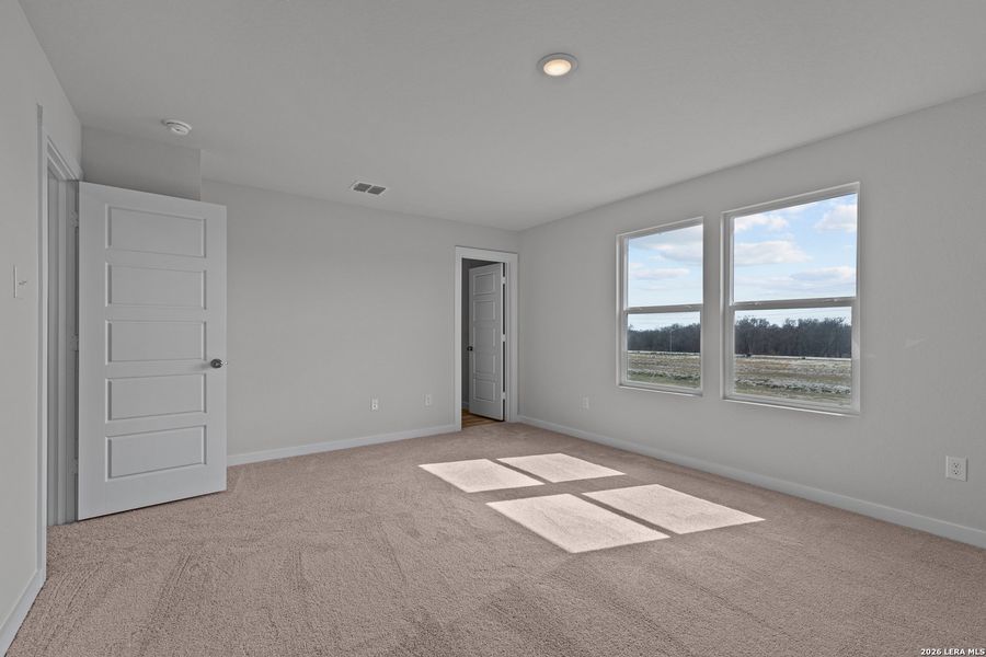 Spacious, unfurnished interior of a new home in Spring Creek, San Antonio (Image 18).