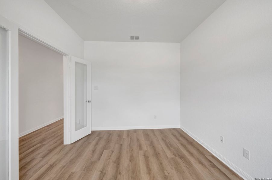 Spacious, unfurnished interior of a new home in Mesquite Ridge, San Antonio (Image 16).