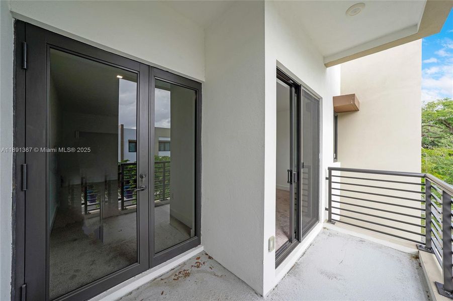 Exterior details and patio area of a home in , Dania Beach (Image 1).