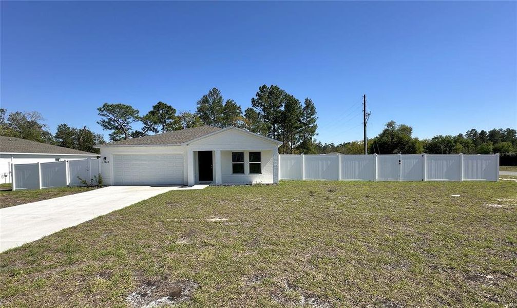 Exterior details and patio area of a home in Marion Oaks, Ocala (Image 24).