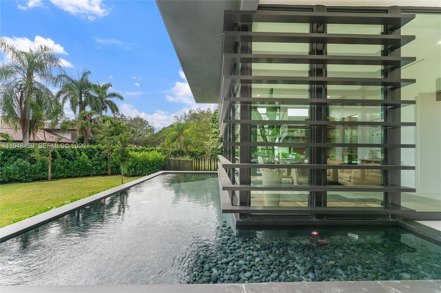 Condo located in Pinecrest, FL showcasing its design and architecture (Image 3).