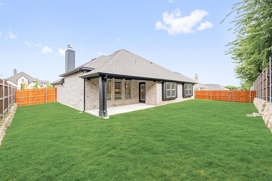Exterior details and patio area of a home in Ridgepoint, Midlothian (Image 27).