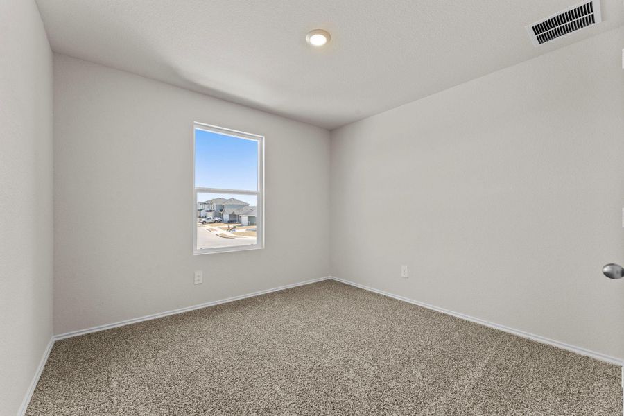 Spacious, unfurnished interior of a new home in Ladera, Luling (Image 16).
