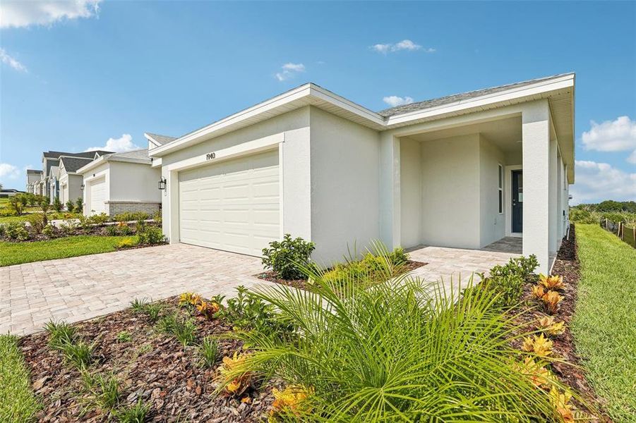 Exterior details and patio area of a home in Hamilton Bluff, Haines City (Image 16).