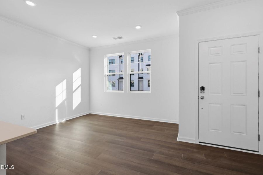 SUN_ElmGrove_Pic_Jackson_QMI_21_Foyer_1o SUN_ElmGrove_Pic_Jackson_QMI_21_Foyer_1o