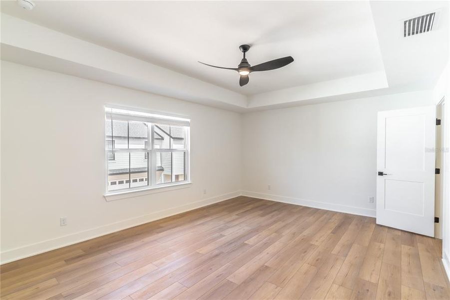 Spacious, unfurnished interior of a new home in , Orlando (Image 12).