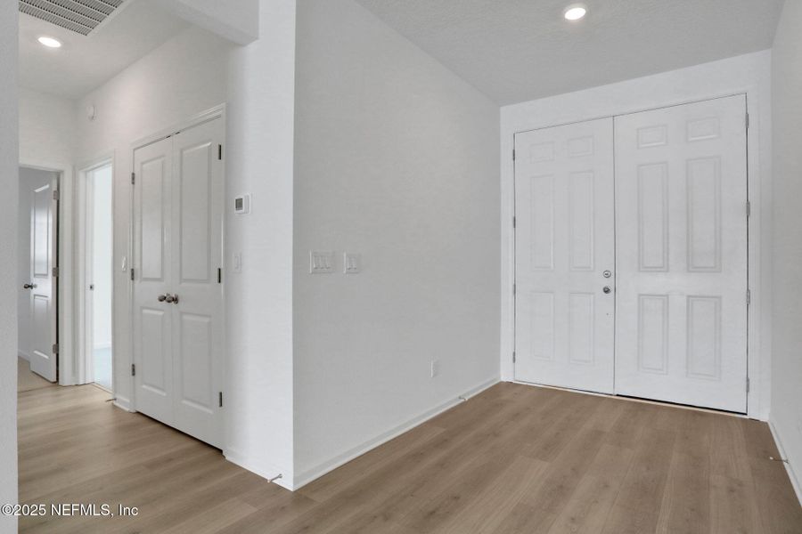 Spacious, unfurnished interior of a new home in Jennings Farm, Middleburg (Image 33).