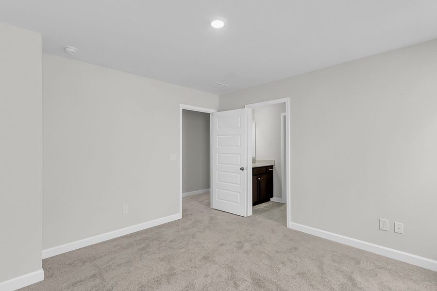 Spacious, unfurnished interior of a new home in Pineland Preserve, Summerville (Image 41).