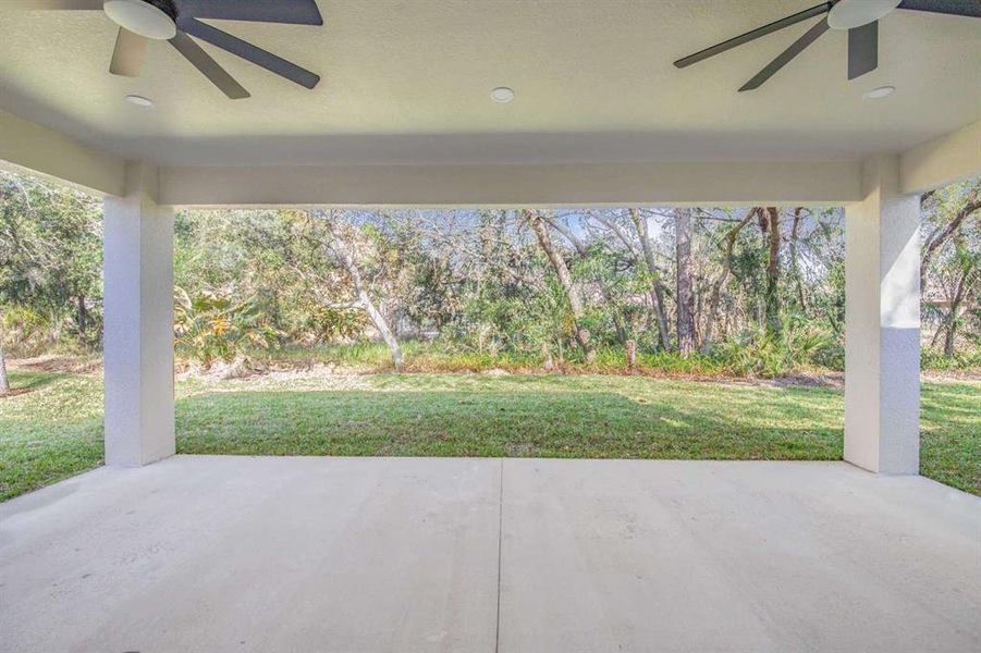 Exterior details and patio area of a home in , Haines City (Image 3).