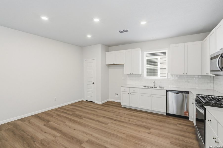 Spacious, unfurnished interior of a new home in Timber Creek, San Antonio (Image 14). Spacious, unfurnished interior of a new home in Timber Creek, San Antonio (Image 14).