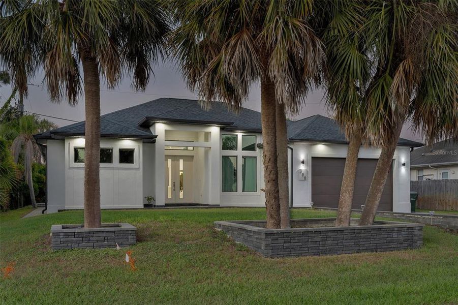 Exterior details and patio area of a home in , Venice (Image 25).