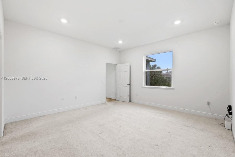 Spacious, unfurnished interior of a new home in , Cape Coral (Image 15).