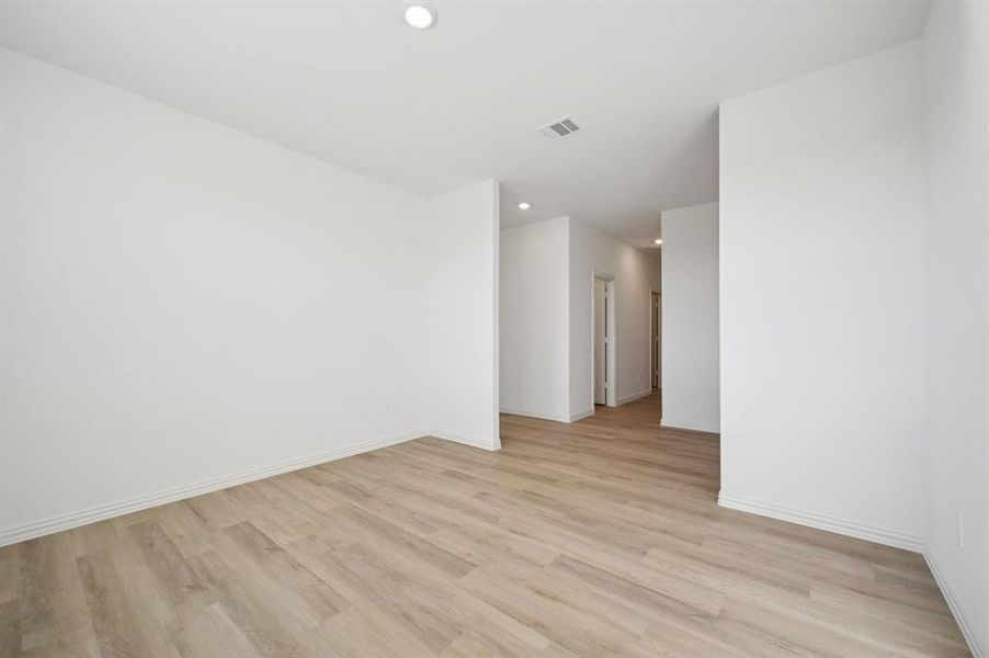 Spacious, unfurnished interior of a new home in Lakehaven - Premier Series, Farmersville (Image 19).