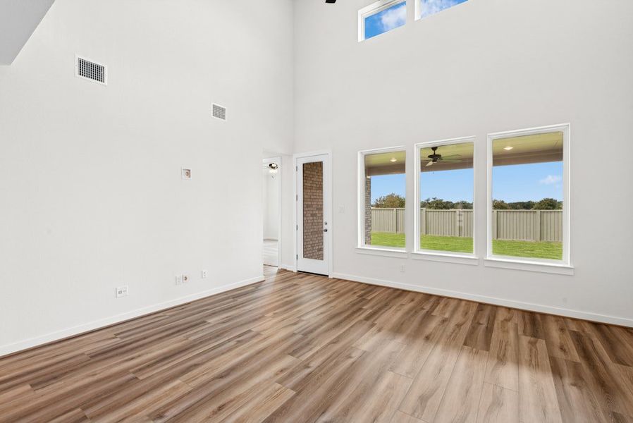 Spacious, unfurnished interior of a new home in Santa Rita Ranch, Georgetown (Image 20).