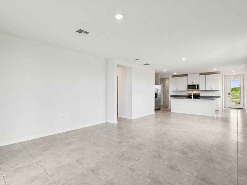 Spacious, unfurnished interior of a new home in Hamilton Bluff - Classic Series, Lake Hamilton (Image 7).