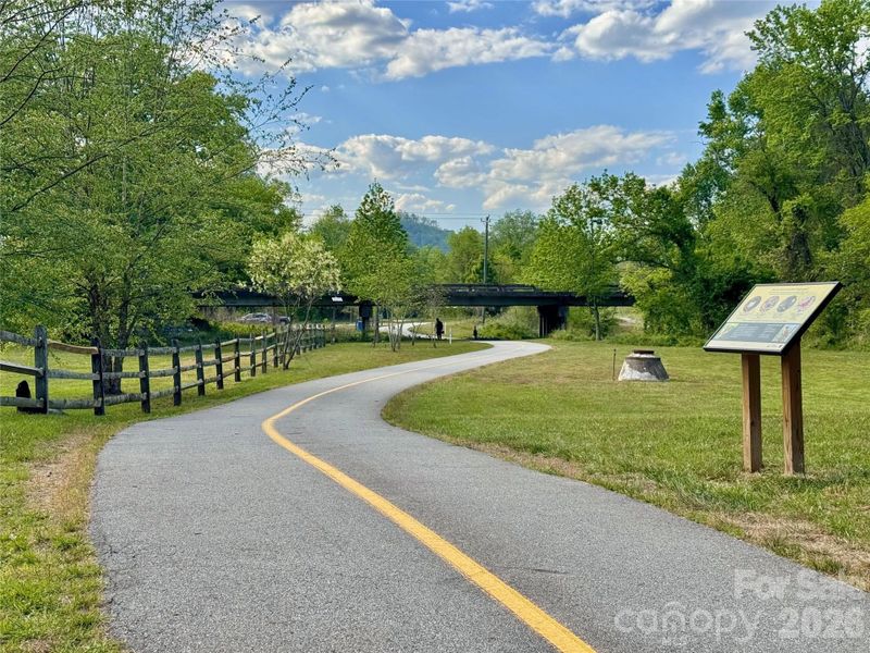 Natural landscape and outdoor views near in Hendersonville (Image 28). Natural landscape and outdoor views near in Hendersonville (Image 28).