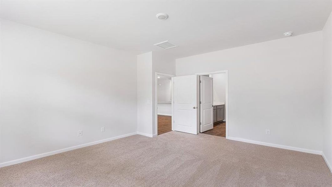 Spacious, unfurnished interior of a new home in Sherwood Manor, South Fulton (Image 12).