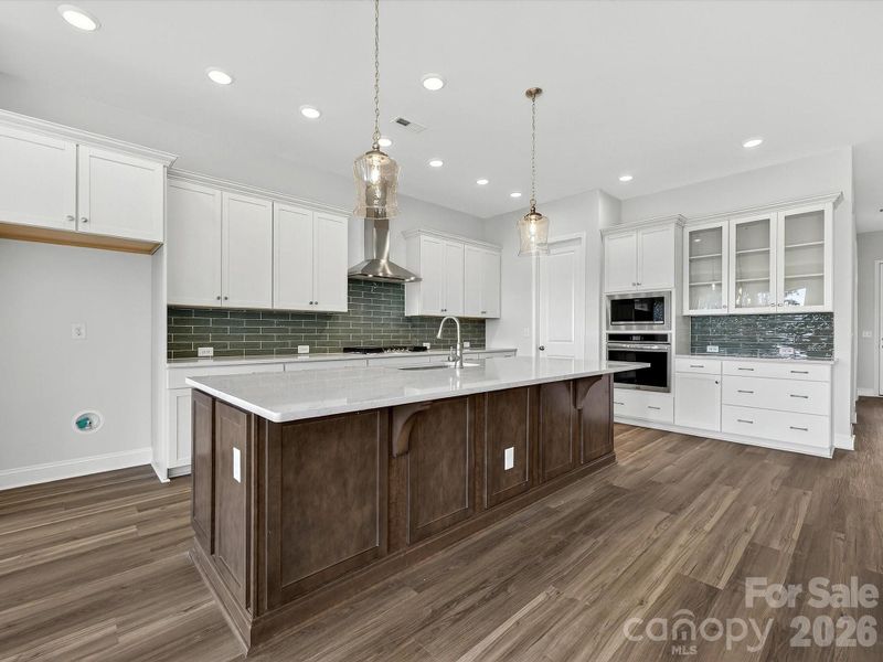Designer Finishes in this Gourmet Kitchen