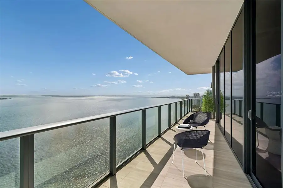 Condo located in Tampa, FL showcasing its design and architecture (Image 28).