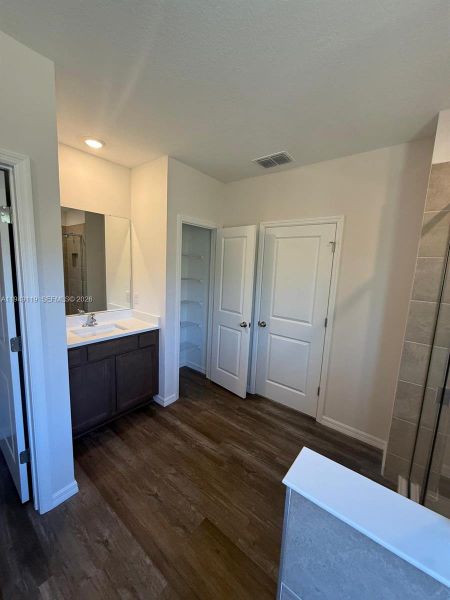 Spacious, unfurnished interior of a new home in , Land O' Lakes (Image 12).