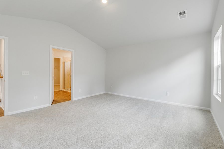 Spacious, unfurnished interior of a new home in Bluefield, Lexington (Image 30).