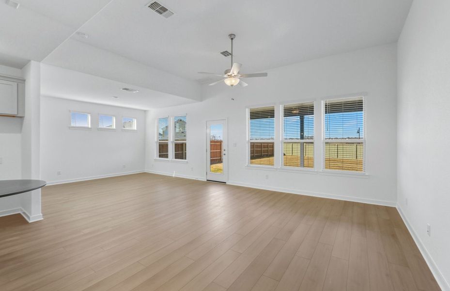 Spacious, unfurnished interior of a new home in Santa Rita Ranch, Liberty Hill (Image 14).