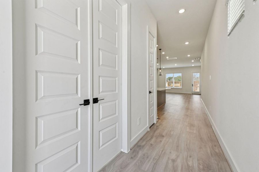Spacious, unfurnished interior of a new home in Pinewood Trails - Luxe Series, Houston (Image 35).