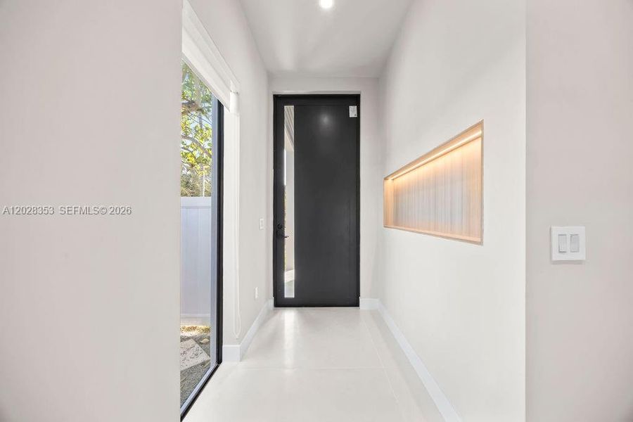 Spacious, unfurnished interior of a new home in , Fort Lauderdale (Image 39).