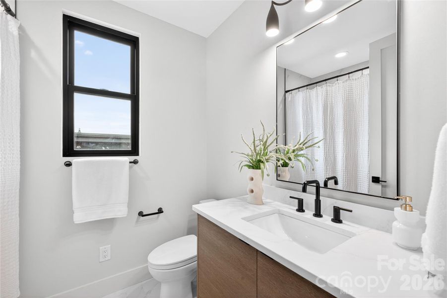 Secondary bedroom - en-suite bathroom