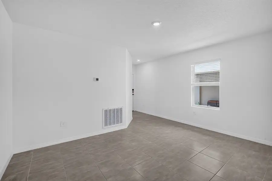 Spacious, unfurnished interior of a new home in Palm Wind, Hudson (Image 7).