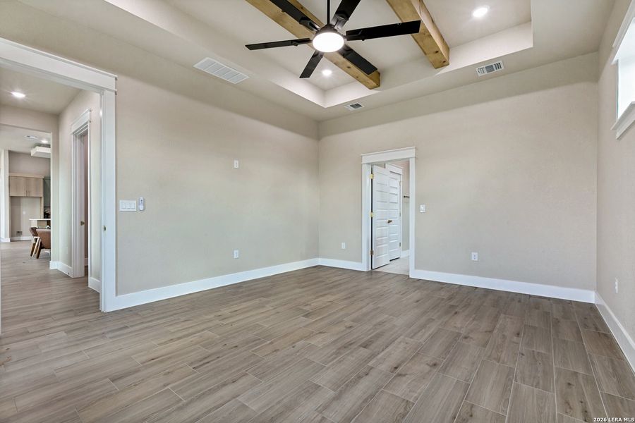 Spacious, unfurnished interior of a new home in , La Vernia (Image 36).