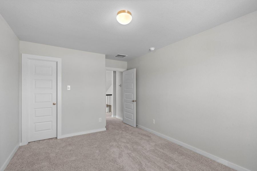 Spacious, unfurnished interior of a new home in Barton Creek Ranch, Conroe (Image 24).