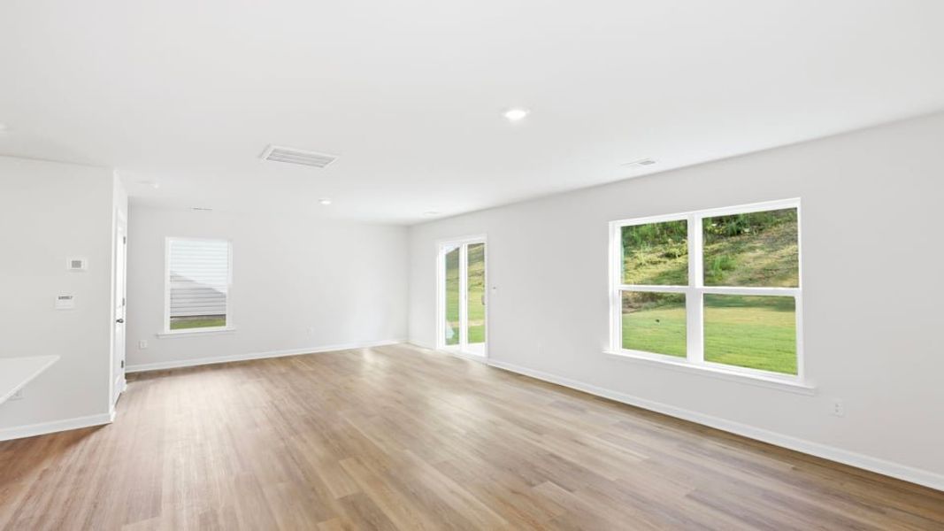 Spacious, unfurnished interior of a new home in Cloverdale Hills, Piedmont (Image 16).