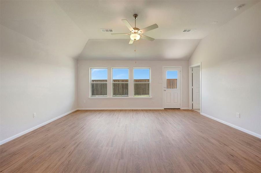 Spacious, unfurnished interior of a new home in Tarrytown, Crowley (Image 38).