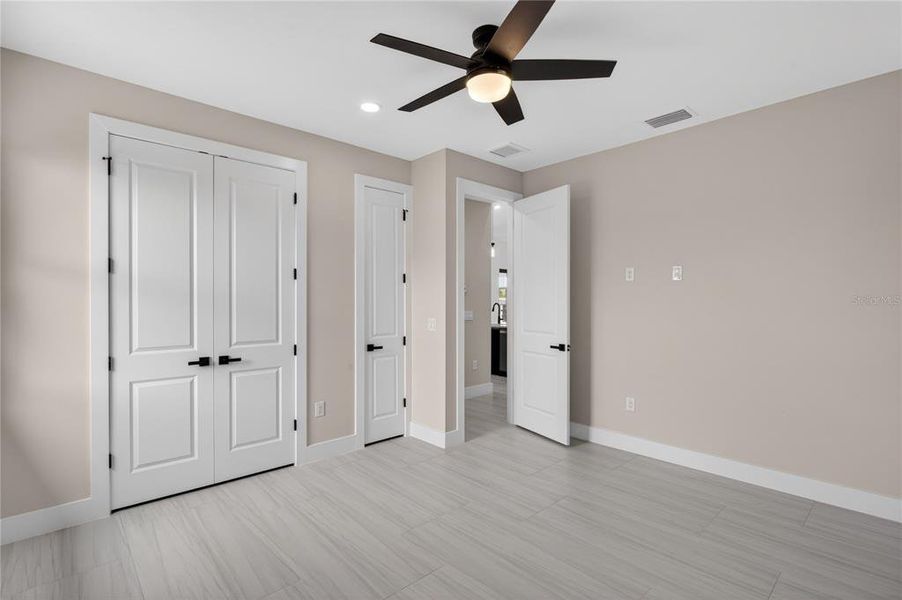 Spacious, unfurnished interior of a new home in , Cape Coral (Image 37).