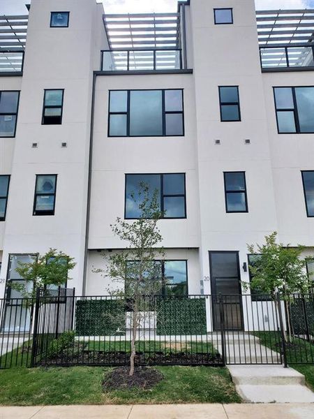 Condo located in Farmers Branch, TX showcasing its design and architecture (Image 3).