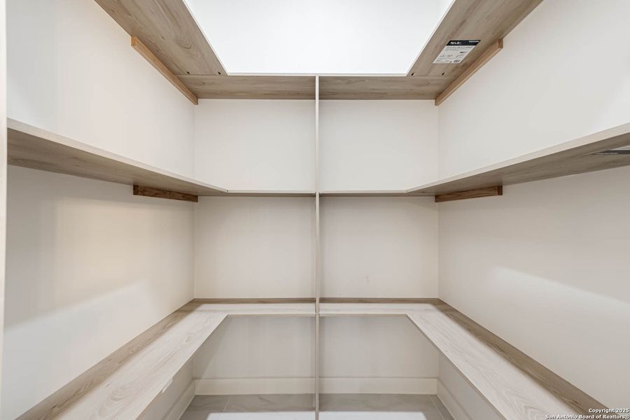 Spacious, unfurnished interior of a new home in , Floresville (Image 39).