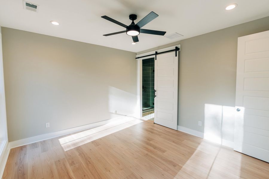 Spacious, unfurnished interior of a new home in , Walterboro (Image 52).
